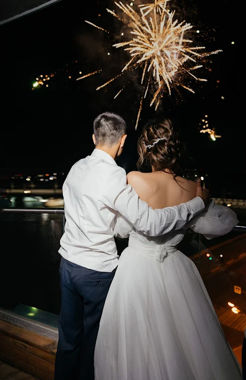 Das Brautpaar mit dem Feuerwerk